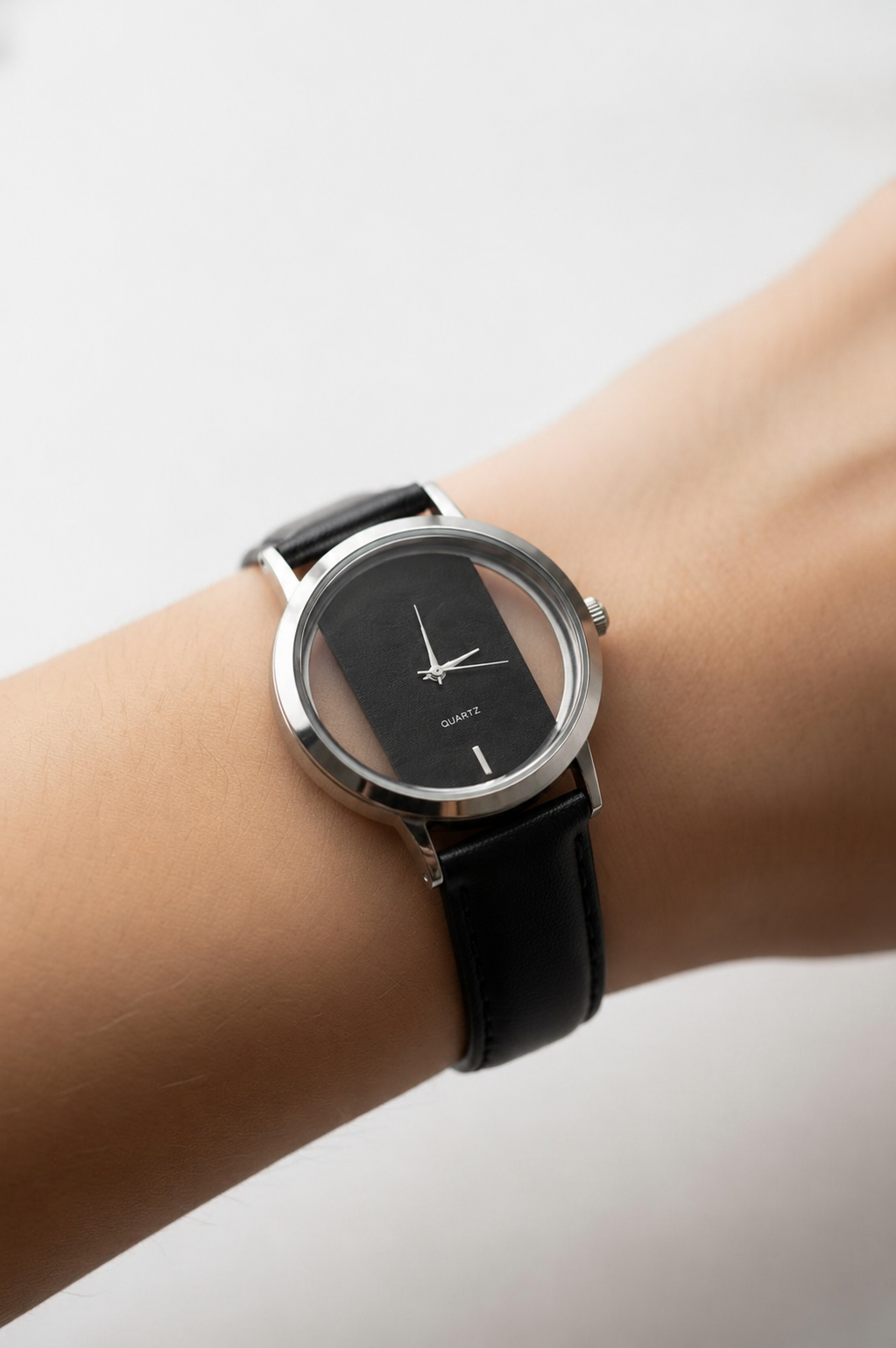 RELOJ SEMITRANSPARENTE